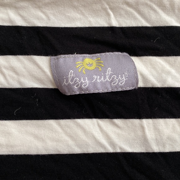 Itzy Ritzy Car seat and nursing cover - Picture 2 of 4